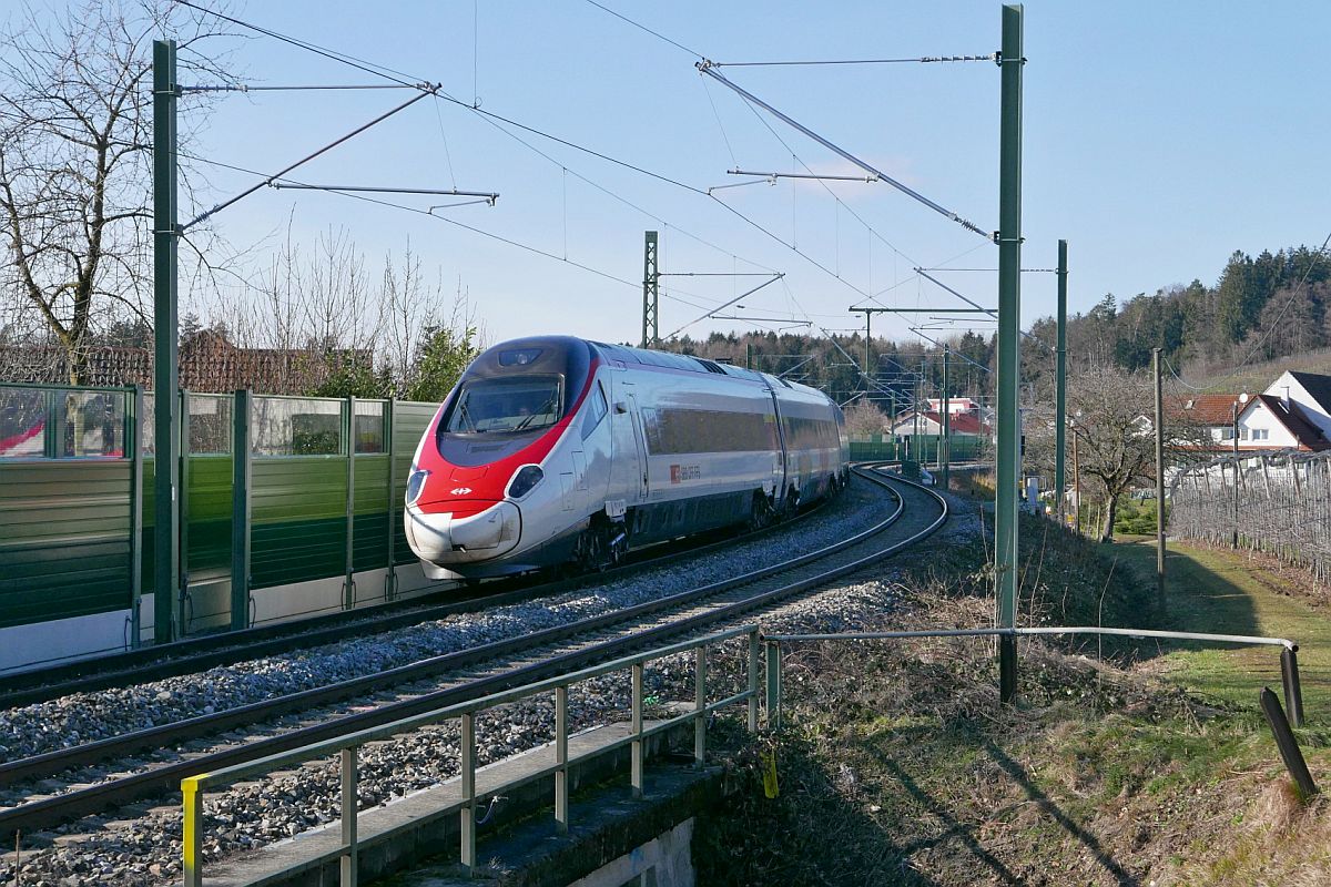 Wenige Minuten vor seinem nächsten Halt in Lindau-Reutin fährt ECE 192, München - Zürich, am 17.02.2021 an Bodolz vorbei.