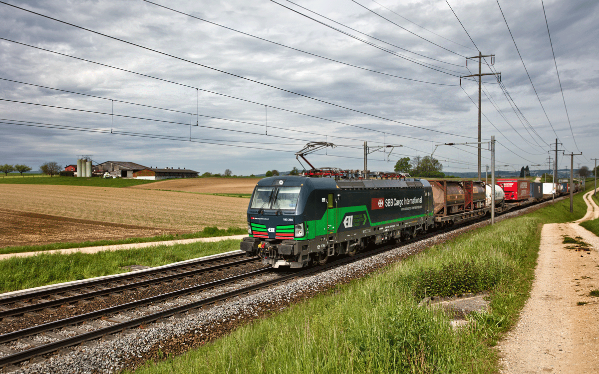 Wenige Sekunden Licht liegt in Möhlin auf den Feldern als die SBB Cargo International 193 256 mit einem KLV Zug auftaucht.Bild vom 11.5.2017