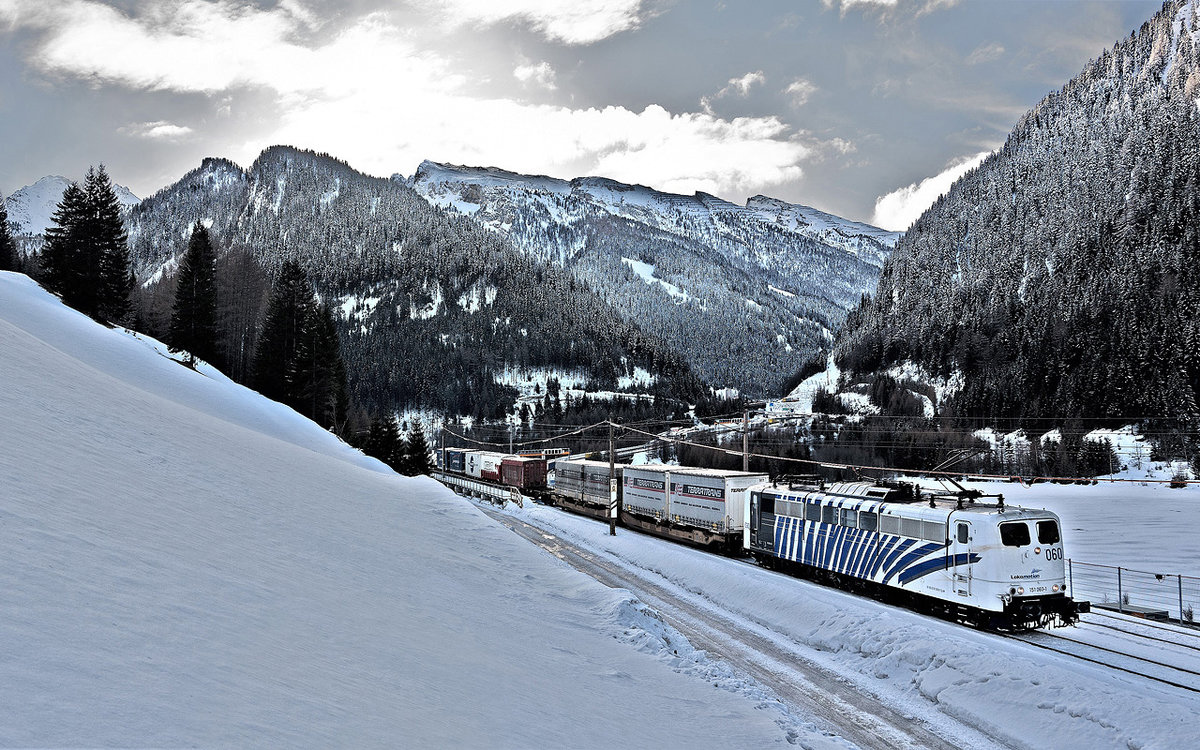 Wenige Sekunden vor Sonnenaufgang in Brennero,befindet sich die Lokomotion Elektrolokomotive 151 060-1 mit einem KLV Zug auf der Talfahrt nach Norden.Bild 11.1.2018