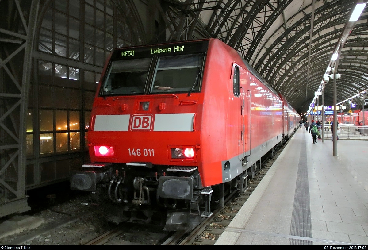 Wenige Stunden vor dem Fahrplanwechsel steht 146 011 von DB Regio Südost als RE 16526 (RE50)  Saxonia-Express  nach Leipzig Hbf in seinem Startbahnhof Dresden Hbf auf Gleis 1.
[8.12.2018 | 17:08 Uhr]