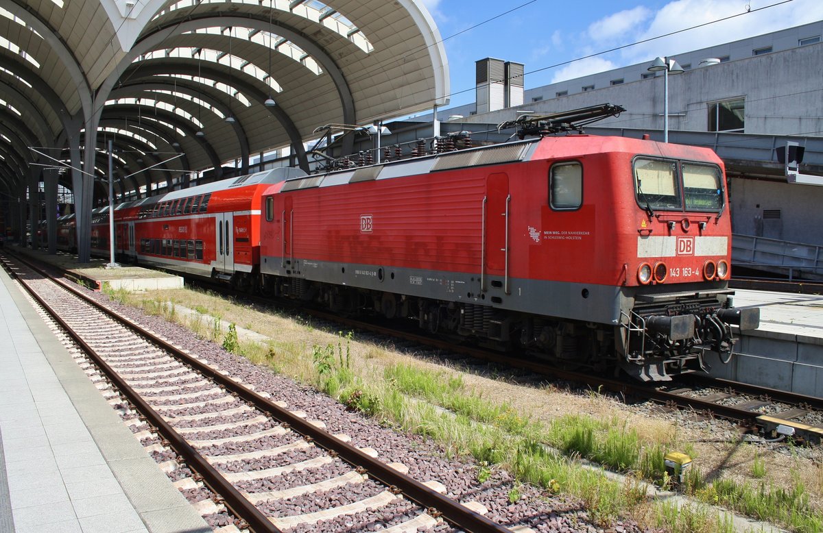 Wenige Tage vor ihrem Fristablauf war 143 163-4 auf der RB-Linie 77 Kiel-Neumünster unterwegs. Am 18.6.2017 steht sie mit der RB21125 nach Neumünster in Kiel Hauptbahnhof bereit.