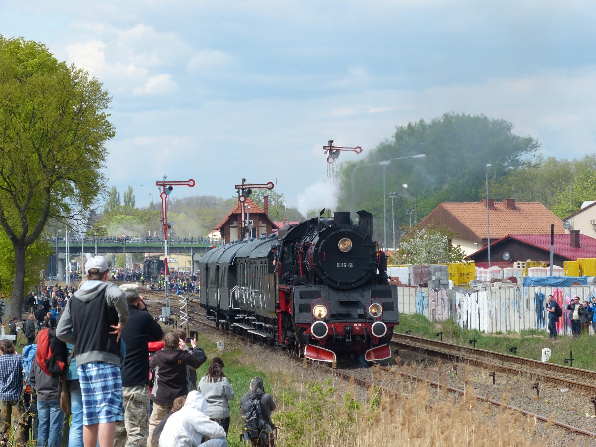 Weniger ist mehr auf der Dampflokparade in Wolsztyn. Da in diesem Jahr ganze 3 Dampfloks teilnahmen, ließ man auf der Parade wenigstens noch 2 Züge aufwarten. Schon im letzten Jahr kamen keine deutschen Sonderzüge mehr, und die in diesem Jahr erwarteten deutschen, tschechischen und slowakischen Dampfloks blieben aus. Die Gründe sind mir nicht bekannt. Zudem verringert sich der Bestand in Wolsztyn kontinuierlich, so dass wohl von einem Dampflokparadies keine Rede mehr sein kann. Hier zieht Ol49 65 einen historischen Zug. 2.5.2015, Wolsztyn