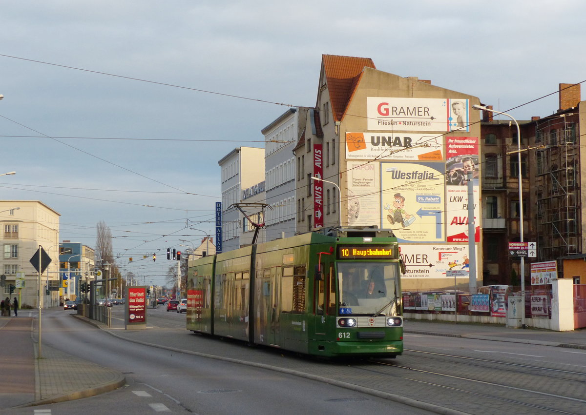 Wenigstens am Nachmittag kam die Sonne noch etwas heraus, Fahrzeug 612 auf der Linie 10 in Richtung Hauptbahnhof erreichte sie dennoch nicht mehr so richtig. Halle (Saale) Delitzscher Straße, 18.11.2017