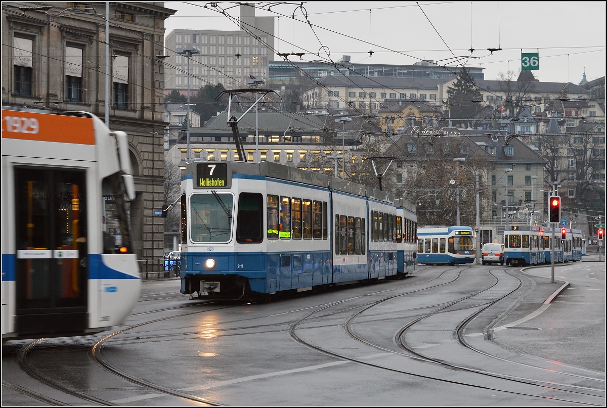 Wenigstens die Sänfte Be 4/8 2119 hält still zum Fototermin vor der Hauptbahnhof Zürich. Dezember 2015.