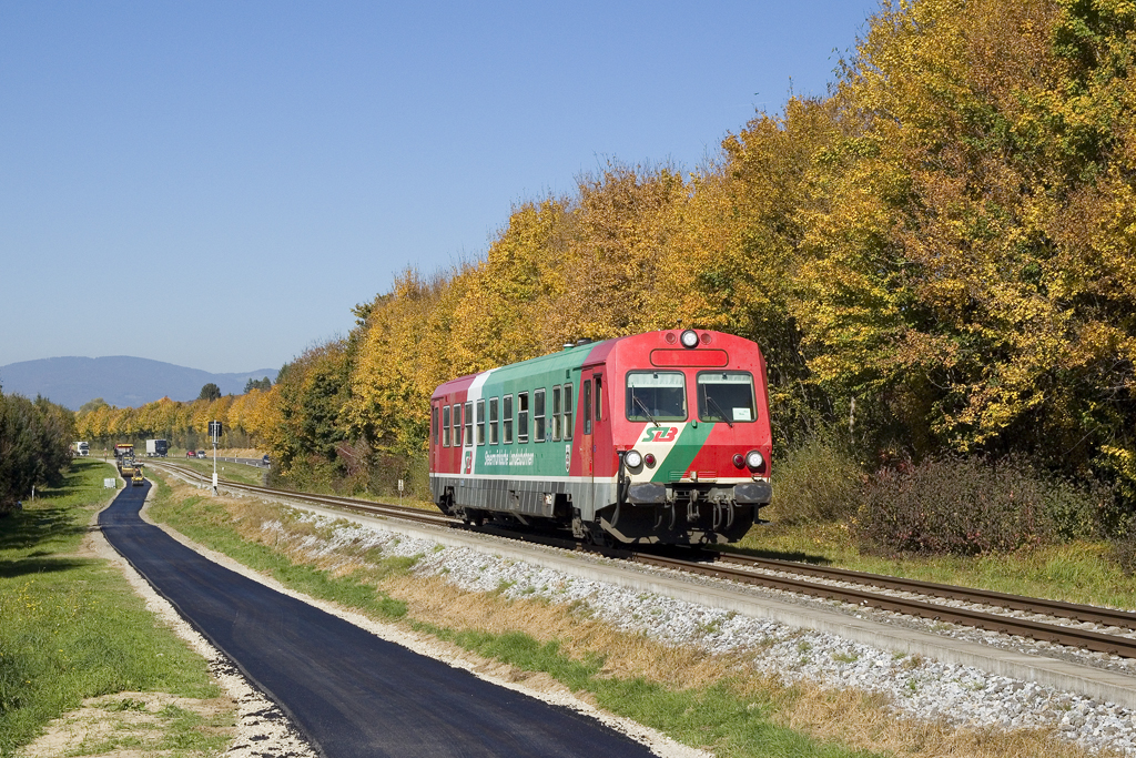 Wenn auch ein Großteil des Verkehrs auf der Weizerbahn mit den Stadler GTW abgedeckt wird, mischen die beiden 5047er immer wieder im Verkehr mit. Hier ist 5047 402 am 16. Oktober 2017 als S-Bahn 8658 bei Albersdorf zu sehen. 