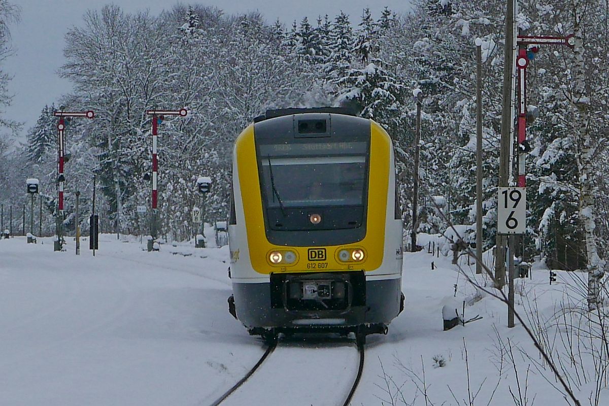 Wenn der Bahnsteig an einem Gleisbogen liegt, kann so eine Aufnahme entstehen. Einige Minuten nach der Abfahrt in Aulendorf als IRE 6 / IRE 3258 nach Stuttgart erreicht 612 607 / 612 107 den ersten Halt, den Bahnhof von Altshausen (18.01.2021).