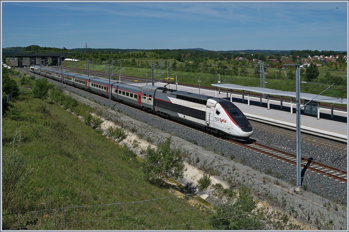 Wenn das Bild gefällt, freue ich mich, auch wenn das Bild nicht zeigt, nicht zeigen kann, was ich fotografieren wollte: Die rasend schnelle Durchfahrt des TGV Lyria 9210 von Zürich nach Paris Gare de Lyon; ist doch Fotografie das Festhalten eines Momentes und nicht der Bewegung. 
Der einzige sichtbare Unterschied ist die Gleisbenutzung: Der Triebzug 4401 fährt über das Bahnsteiglose Gleis des TGV Bahnhofs Belfort Montbéliard.

1. Juni 2019 