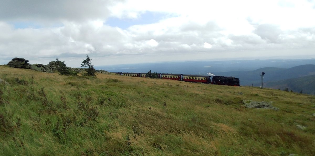 Wenn dann die Gäste den Brockengipfel erkunden, ist meist auch für mich mal eine halbe Stunde Pause angesagt, zumal, wenn das Wetter so mitspielt.Am 19.08.2017 rollte ganz gemächlich der Planzug talwärts an der teufelskanzel vorbei Richtung Schierke.