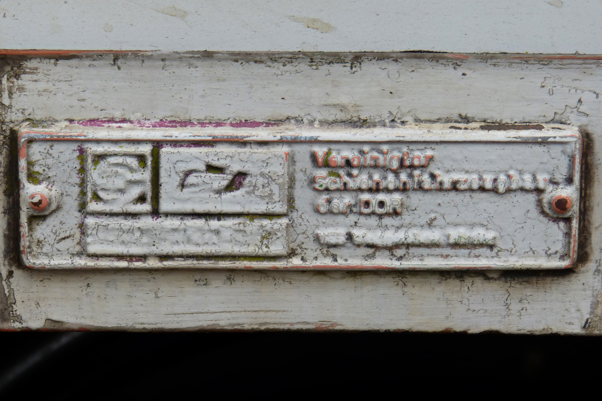 Wenn die DB-Farben abblättern tritt wieder hervor dass das Grundgerüst von vielen Doppelstockwagen noch nach Plan hergestellt wurden. Gesehen am Bahnsteig in Nordhausen. 31.10.2015