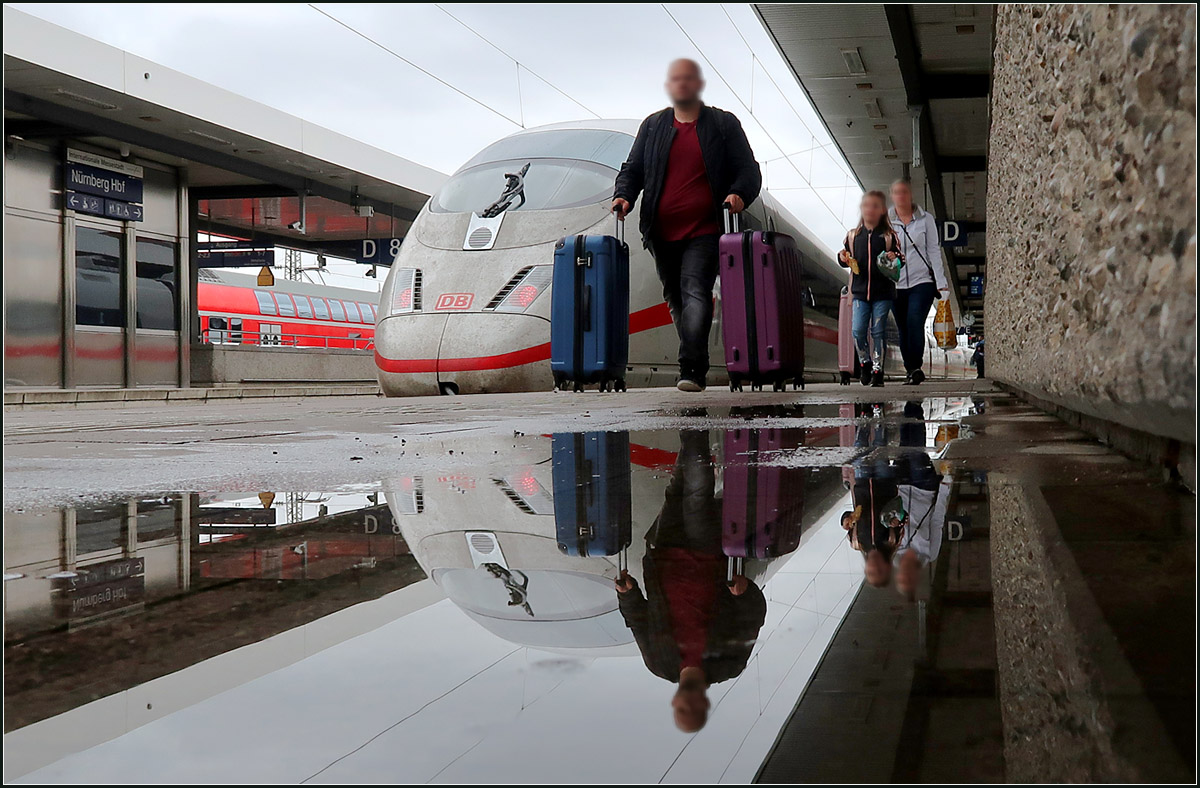 Wenn einem Personen ins Bild laufen -

... ändert sich die Bildaussage.

Ankommende Bahnreisende und abfahrender ICE nach Unwettern im Nürnberger Hauptbahnhof.

19.08.19 (M)

