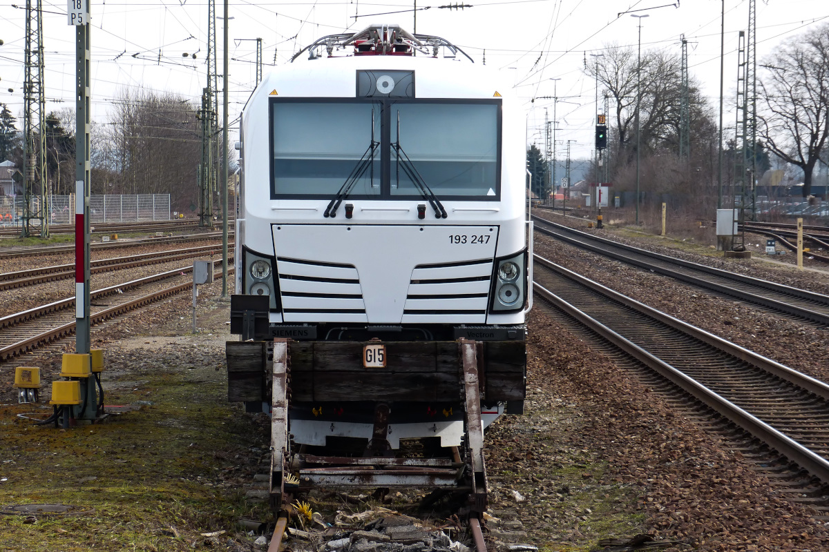 Wenn einem die Vectron 193 247-4 Auge um Auge gegenübersteht. Plattling am Ende des Bahnsteigs 27.02.2016