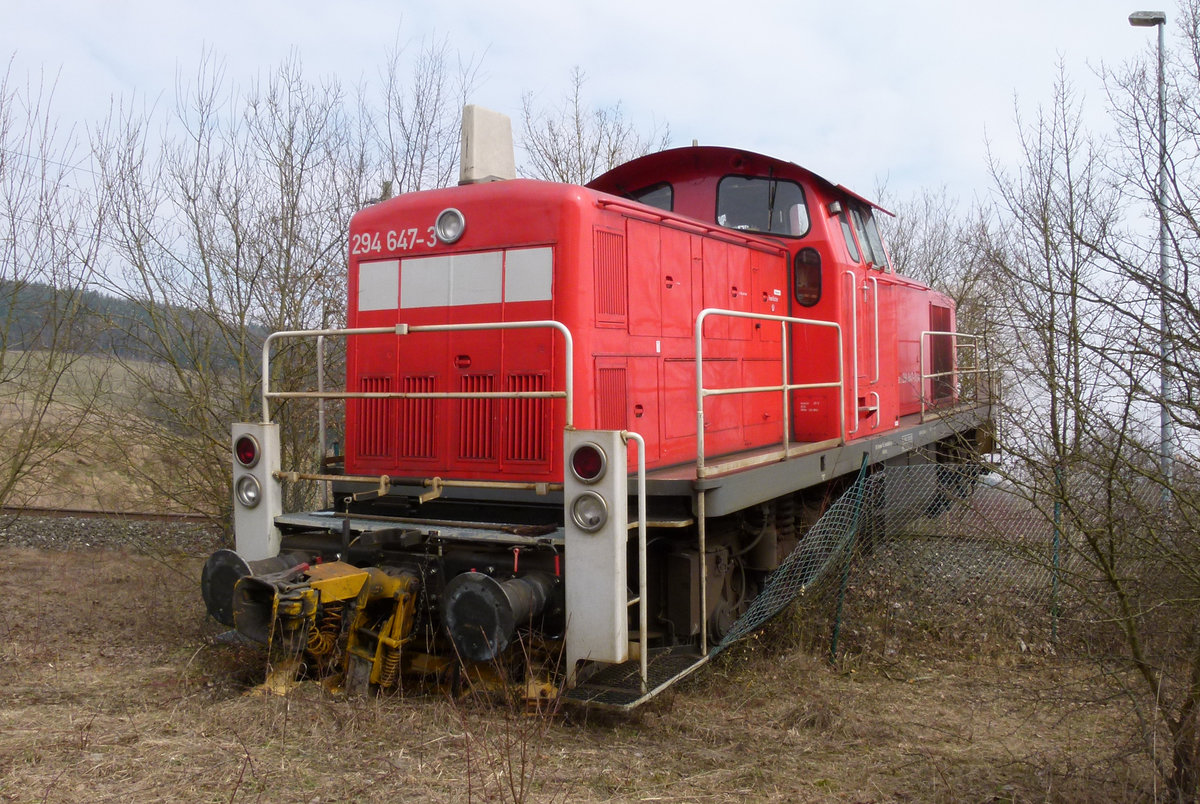 Wenn er nicht im abgesperrten Gelände fotografieren darf, kommt die Lok halt zum Fotografen. Im März 2013 war 294 647 beim Rangieren in der Müllumladestelle Neuses bei Kronach übers Ziel hinausgeschossen. Das Foto entstand am 28. März 2013.