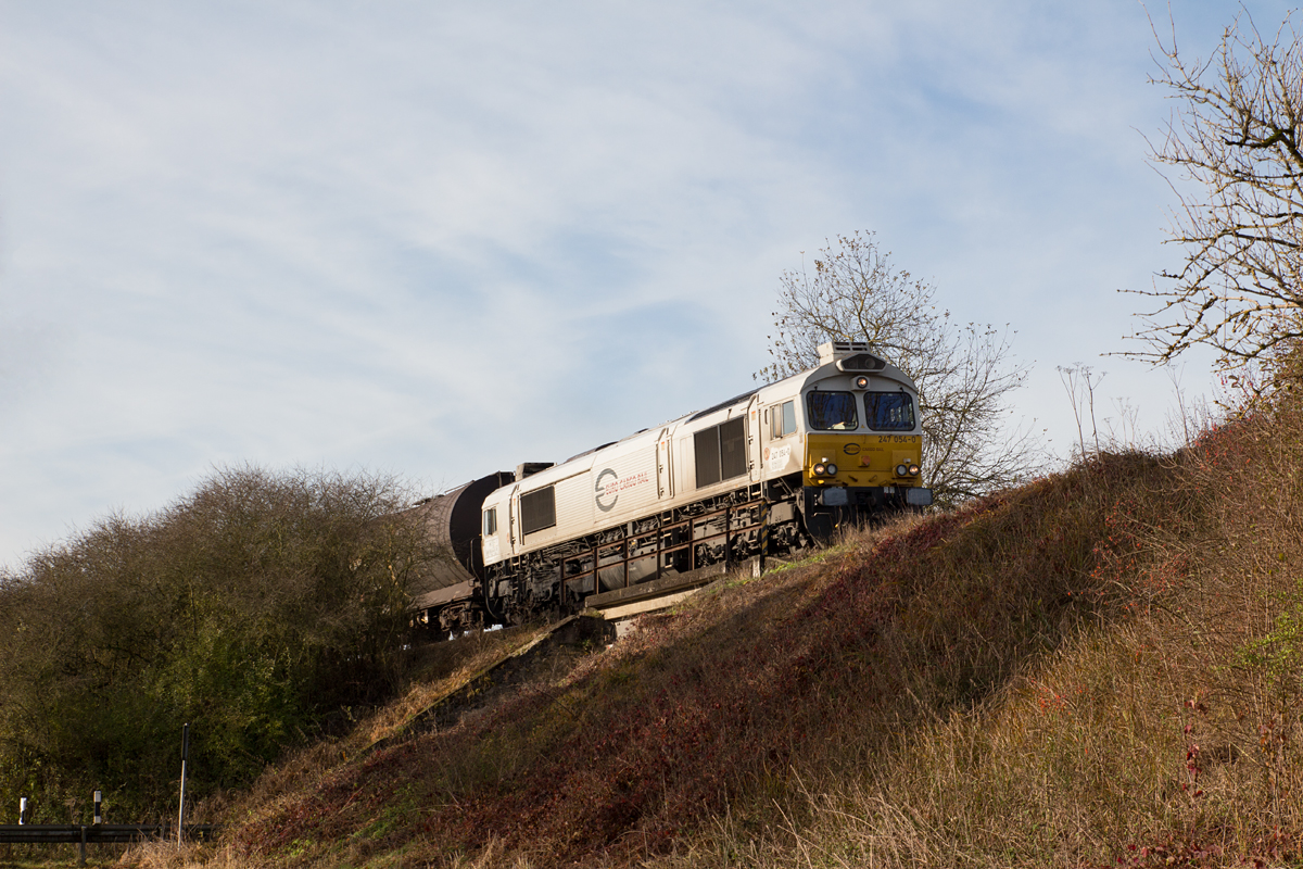 Wenn es mal schnell gehen muß, dann erweist es sich als richtig, seine Kamera nach dem Fotografieren stets auf die gängigsten Einstellungen zu setzen.

So konnte am zeitlich von mir unerwarteten Sonntagsgüterzug von München Nord Rbf nach Mühldorf zumindest die 247 054-0 aufs Bild gebracht werden. (Bei Markt Schwaben am 20.11.16)