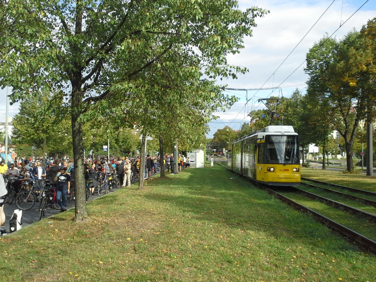 Wenn die Fahrbahn mal wieder voller Fahrräder ist, ist die Straßenbahn eine gute Alternative. Am 19.9.2015 rief der ADFC zur traditionellen Fahrradkreisfahrt auf, vor der Bösebrücke gibt es immer eine Verschnaufpause in der Bornholmer Straße.