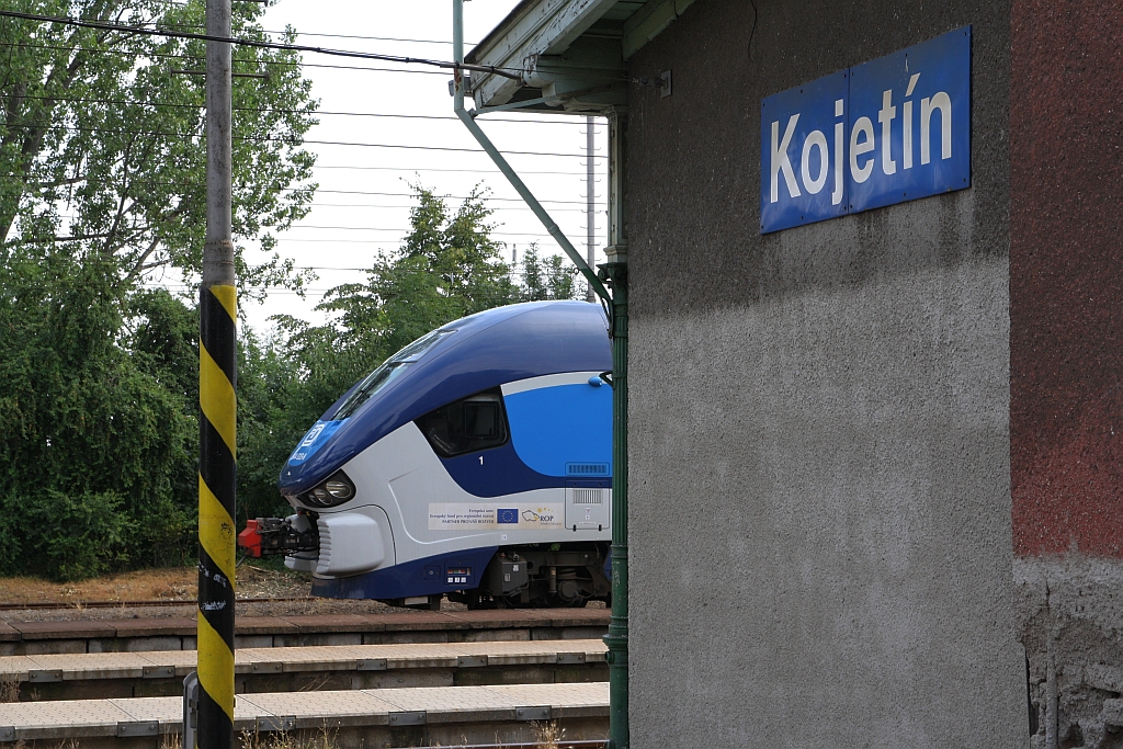 Wenn der Hai um's Eck schaut: CD 844 020-8 als Os 3919 (Kojetin – Valasske Mezirici) am 20.Juli 2019 im Bahnhof Kojetin.
