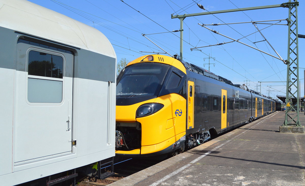 Wenn ich richtig recherchiert habe müsste das einer von den neuen E-Triebzügen der niederländische Staatsbahn NS sein, die bei Alstom 18 neue Triebzüge vom Typ ICNG-B (Intercity Nieuwe Generatie - België) geordert hat mit der Nr. 6002. Hier bei der Überführungsfahrt durch railadventure am 20.08.20 bei der Vorbeifahrt Bf. Flughafen Berlin Schönefeld. Warum diese Fahrt allerdings Richtung Nordosten fuhr und nicht Richtung Westen (Niederlande) eröffnete sich uns Anwesenden nicht so ganz?  