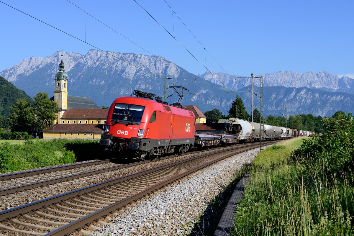 Wenn das Kloster Reisach gut im Licht liegt, ist der Bahnverkehr in Richtung Rosenheim leider recht dünn. So war ich am 24. Juni 2016 schon zufrieden, als die 1116.103 mit einem gemischten Güterzug die bekannte Fotostelle passierte.