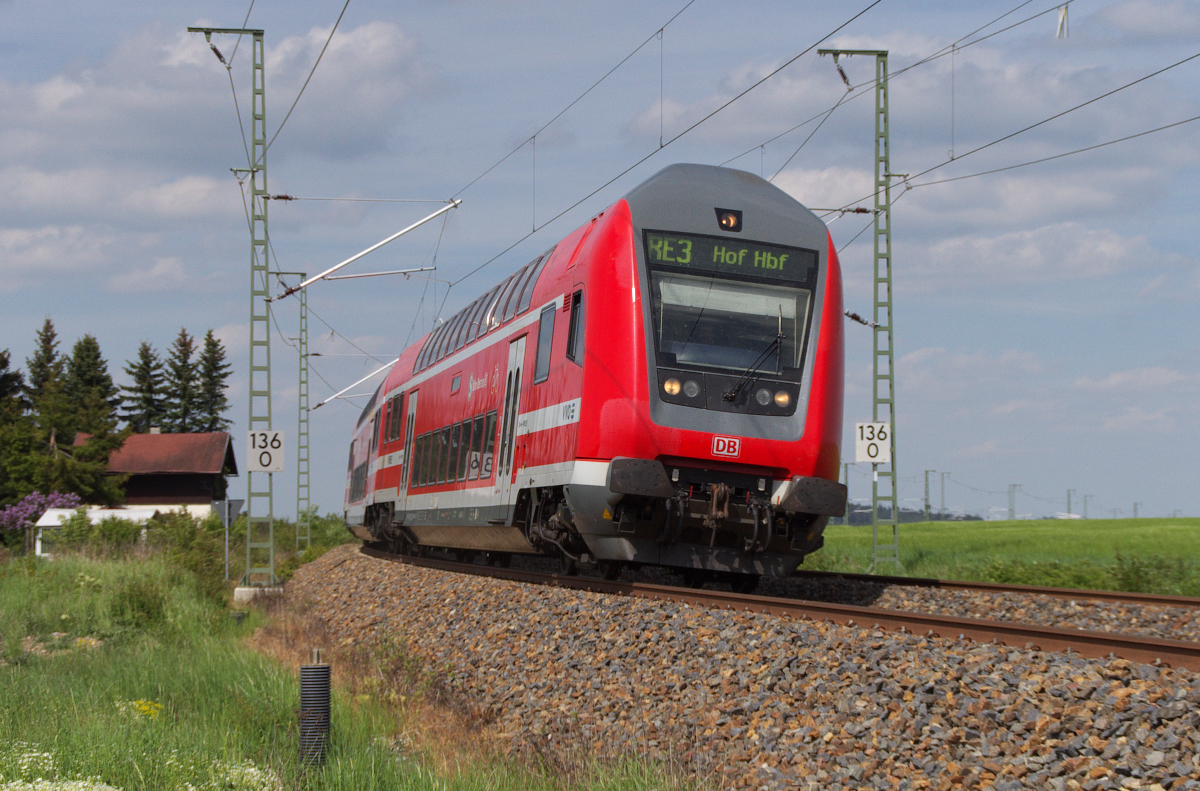 Wenn eine Lok den Zug zieht, dann drückt man schon eher auf den Auslöser als wenn der Steuerwagen vorne läuft. Aber bei dieser Gleislage macht auch der RE Dresden - Hof mit Steuerwagen voraus eine gute Figur. Der Zug geschoben von 143 875 muß noch einige Kilometer den Berg hinauf klettern, bis in Reuth der Scheitelpunkt der Bahnstrecke 6362 Leipzig - Hof erreicht ist. 18.05.2015 