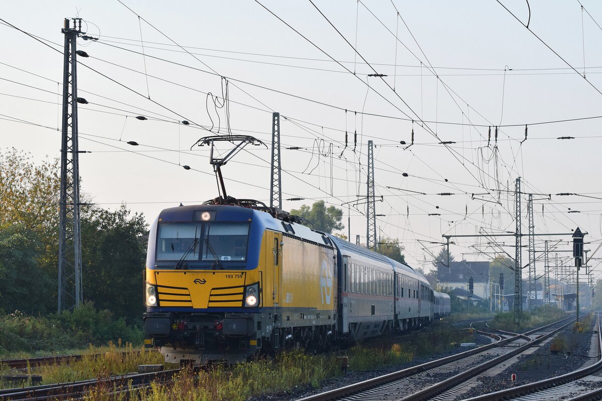 Wenn mal wieder der Fernverkehr über Venlo geleitet wird, kommt neben all den ICE auch der Nachtzug durch. Am 9.10.21 hatte 193 759 die Aufgabe den Zug bis Amsterdam zu ziehen.

Grevenbroich 09.10.2021