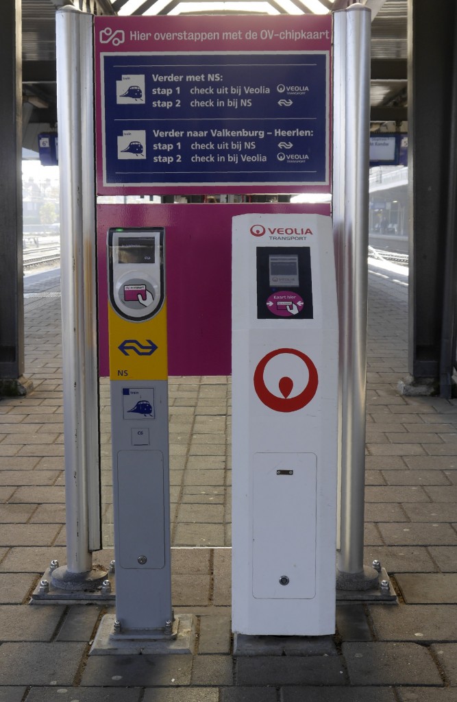 Wenn man als Zeitkarteninhaber in der Provinz Limburg zwischen Veolia und NS umsteigen möchte (oder muss), so muss man jedesmal beim einen EVU aus- und beim anderen wieder einchecken. Die Lesegeräte sind kundenfreundlich aufgestellt: An diesem Bahnsteig in Maastricht hält Veolia immer rechts und NS immer links. In der HVZ ist das System trotzdem unhandlich. Dafür garantiert es den EVU einen fairen, aufkommensgerechten Anteil am Fahrkarten-Erlös. Bild vom 31.10.15.