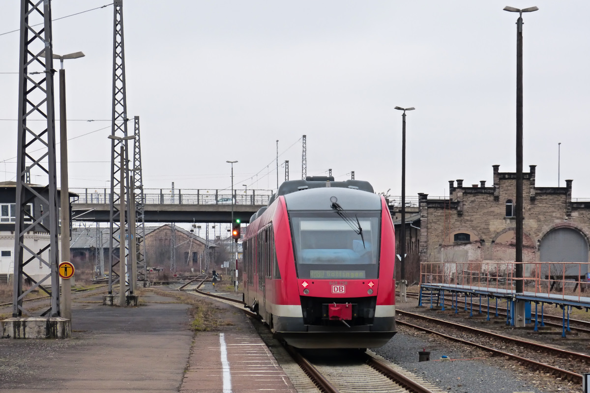 Wenn man ein grünes Siganl und rote Rücklichter gleichzeitig sieht, kann man sich sicher sein seinen Zug knapp verpasst zu haben. So wie hier die Regionalbahn nach Göttingen bei der Abfahrt aus Nordhausen 13.03.2016