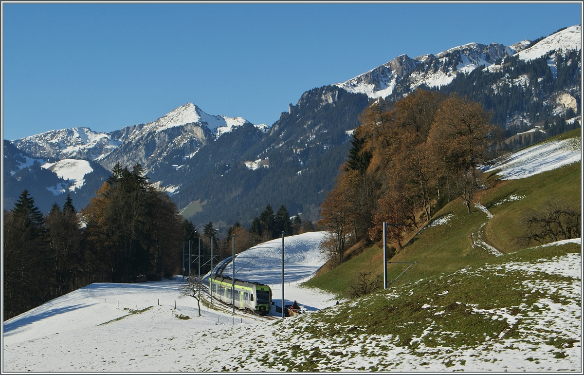 Wenn man klassischen Fotostellen den Rücken zukehrt gibt es auch schöne Bilder: 
Ein Lötschberger als Regionalzug 6217 nach Zweisimmen kurz nach Weissenburg. 
5. Dez. 2013