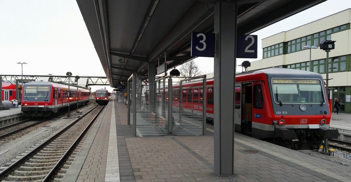 Wenn man in Mühldorf am Bahnsteig steht, kommt man an einem Triebwagen garnet vorbei. 08.03.2017