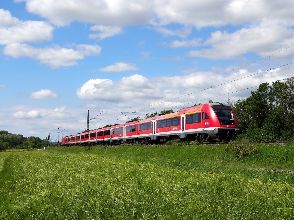 Wenn man das Örtchen Thüngersheim hört, dann denkt man doch sofort an die  Standartstellen  in der Nähe des Freibades. Doch traut man sich mal in die andere Richtung, kann man da sogar noch neue Fotomotive finden. 
So fuhr diese Garnitur, gebildet aus Modus Wagen, am 24.5.14 durch Thüngersheim in Richtung Endstation Würzburg. 