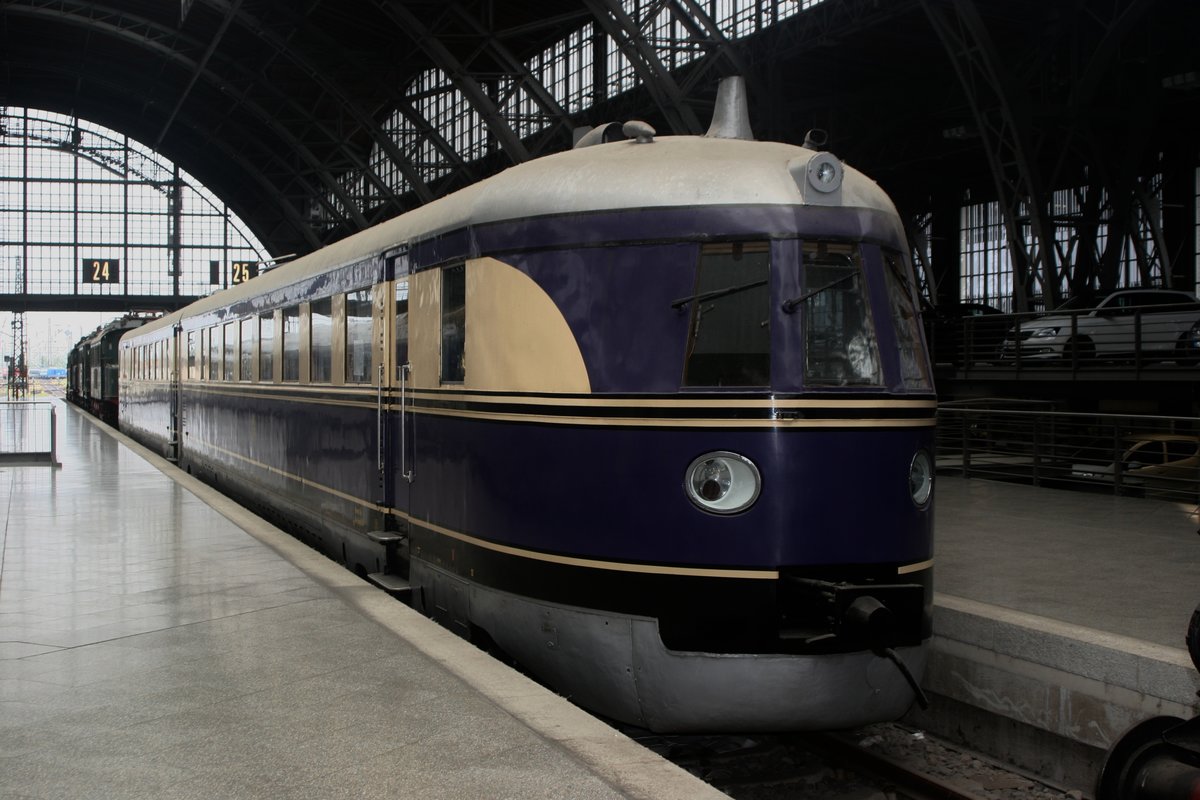 Wenn man schon in Leipzig verweilt, muss man als Bahnfan den Hauptbahnhof mit dem Museumsbahnsteig 24 besucht haben! Diese Gelegenheit hatte ich auf der Heimreise meines Sommerurlaubs auf Usedom. Am Abend des 28. Juli stattete ich dem Hauptbahnhof und dem Gleisvorfeld in Leipzig einen Besuch ab.

Der SVT 137 225 a/b, Bauart Hamburg, präsentiert sich wie einst in den 30er Jahren in der Bahnhofshalle.

Baujahr: 1934
Hersteller: WUMAG Görlitz (mechanisch), AEG/SSW (elektrisch)
Motorenhersteller: Maybach
Geschwindigkeit: 160 km/h
Dienstmasse: 100t
Länge ü. Puffer: 44'956 mm
Beschaffungspreis: 411'390 Reichsmark

Leipzig Hbf, Gleis 24, 28.07.2018
