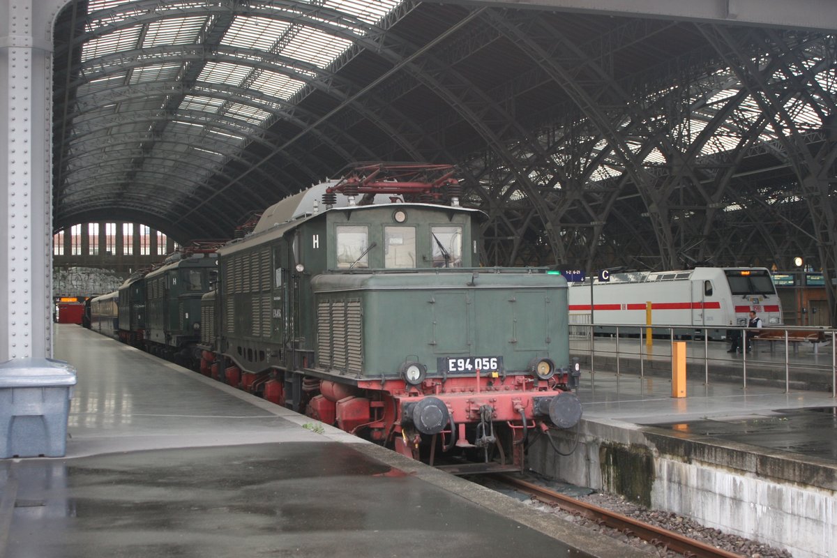 Wenn man schon in Leipzig verweilt, muss man als Bahnfan den Hauptbahnhof mit dem Museumsbahnsteig 24 besucht haben! Diese Gelegenheit hatte ich auf der Heimreise meines Sommerurlaubs auf Usedom. Am Abend des 28. Juli stattete ich dem Hauptbahnhof und dem Gleisvorfeld in Leipzig einen Besuch ab.
Da das Gewitter mittlerweile nachgelassen hatte, konnte ich die letzte Lok im Museumsbunde, die E 94 056, von ausserhalb der Halle auf dem Bahnsteig 25 richtig in Szene setzen.

Leipzig Hbf, Gleis 24, Bahnsteig 25, 28.07.2018