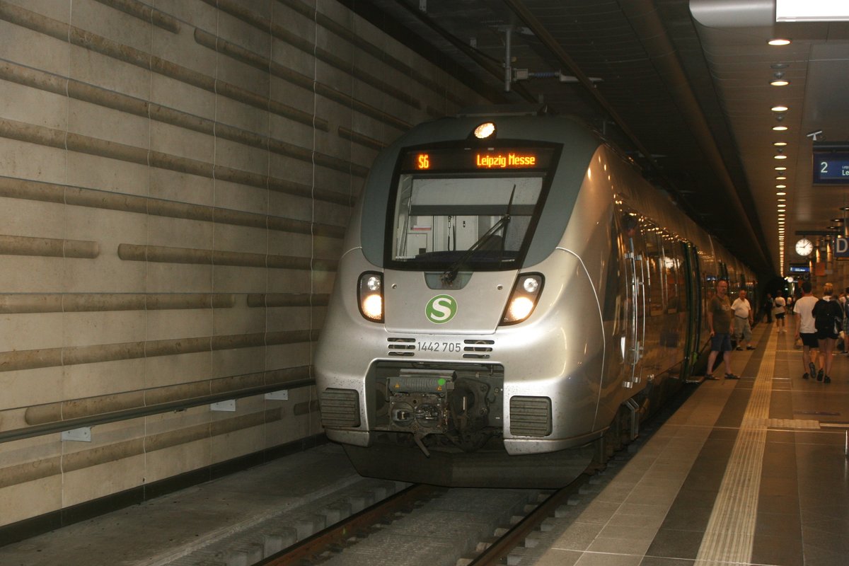 Wenn man schon in Leipzig verweilt, muss man als Bahnfan den Hauptbahnhof mit dem Museumsbahnsteig 24 besucht haben! Diese Gelegenheit hatte ich auf der Heimreise meines Sommerurlaubs auf Usedom. Am Abend des 28. Juli stattete ich dem Hauptbahnhof und dem Gleisvorfeld in Leipzig einen Besuch ab.
Auch der Untergrund blieb von mir nicht verschont. So  erlegte  ich auf Gleis 2 unten die S6 nach Leipzig Messe, gebildet von der Hamsterbacke 1442 705, als er gerade einfuhr.

Mit dieser Aufnahme schaffe ich es hier bei Bahnbilder.de in den 100er Club. :-)

Leipzig Hbf, 28.07.2018 