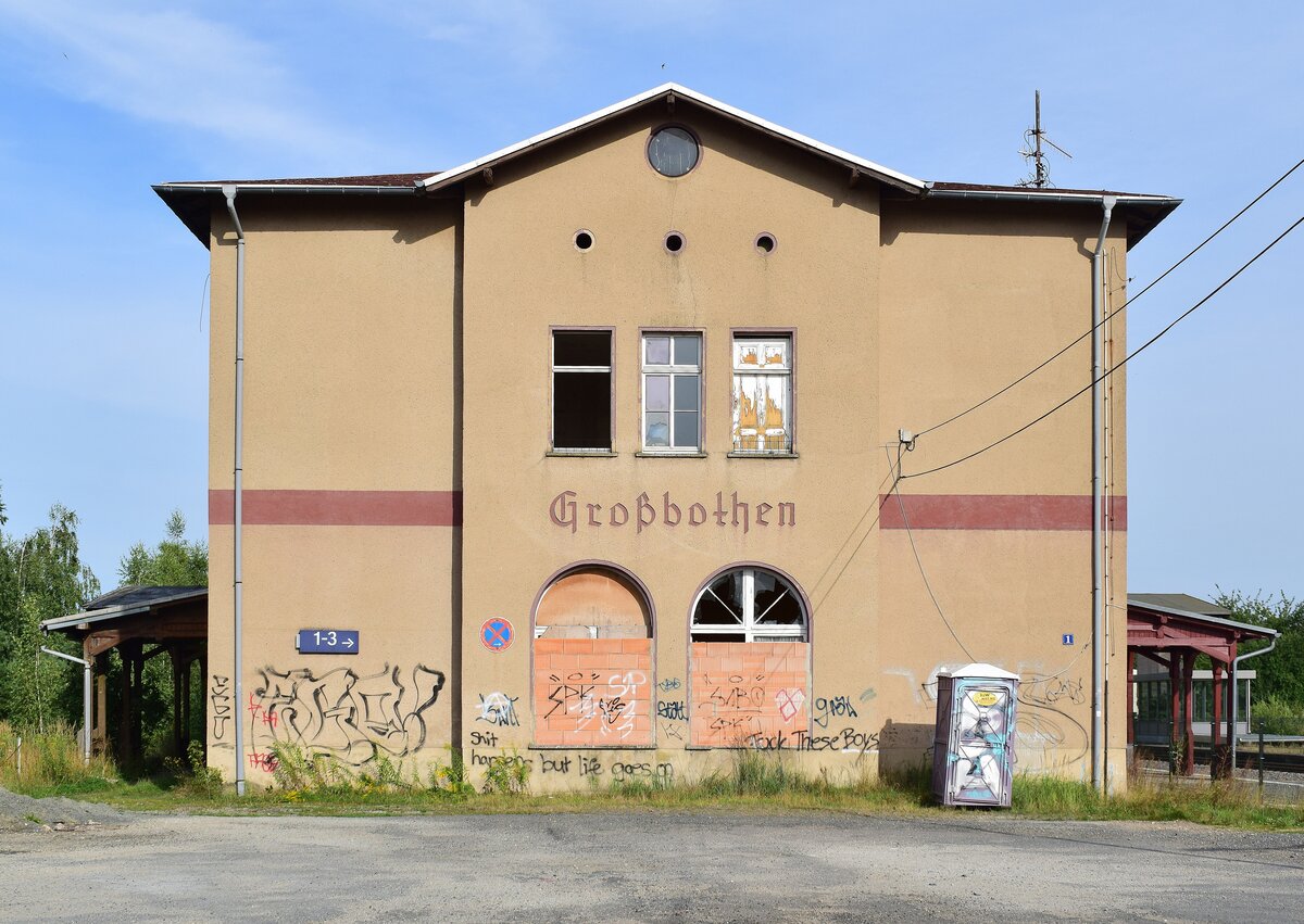 Wenn man zum Bahnhof fährt, fährt man direkt auf das Empfangsgebäude Großbothen zu. Heute steht es leer und macht einen eher traurigen Eindruck von einst besseren Zeiten.

Großbothen 12.08.2021