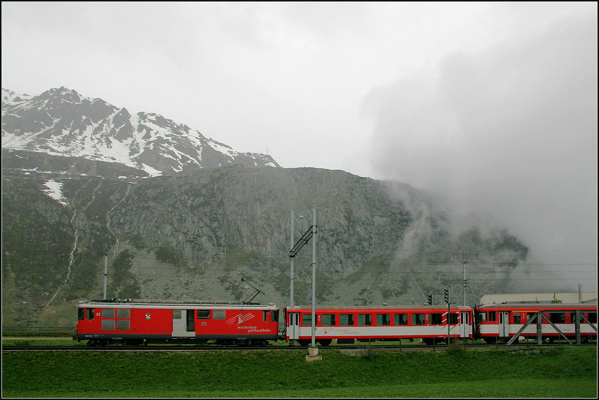 Wenn der Nebel durch durch die Schöllenenschlucht kommt -

... kann man ein faszinierendes Naturschauspiel beobachten. Eine abgestellte Regionalbahn am Bahnhof Andermatt.

17.05.2008 (M)