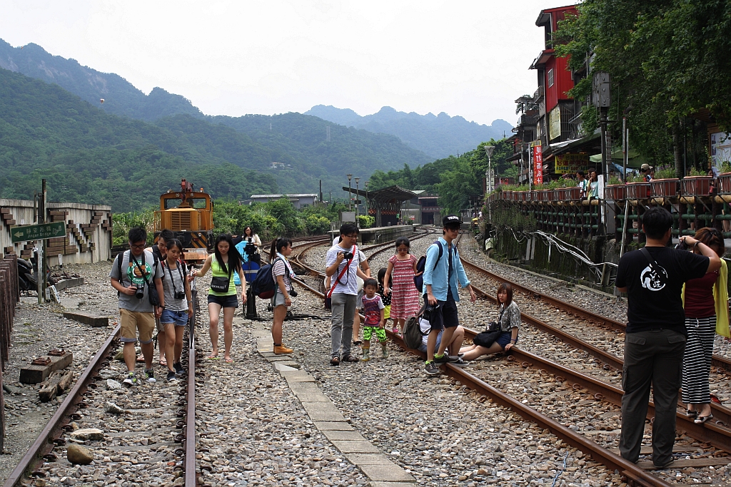 Wenn nicht gerade die stndlichen Zugskreuzungen stattfinden, dann wird das Bahngelnde zur ffentlichem Flche. Blick in die Shifen Station am 31.Mai 2014.