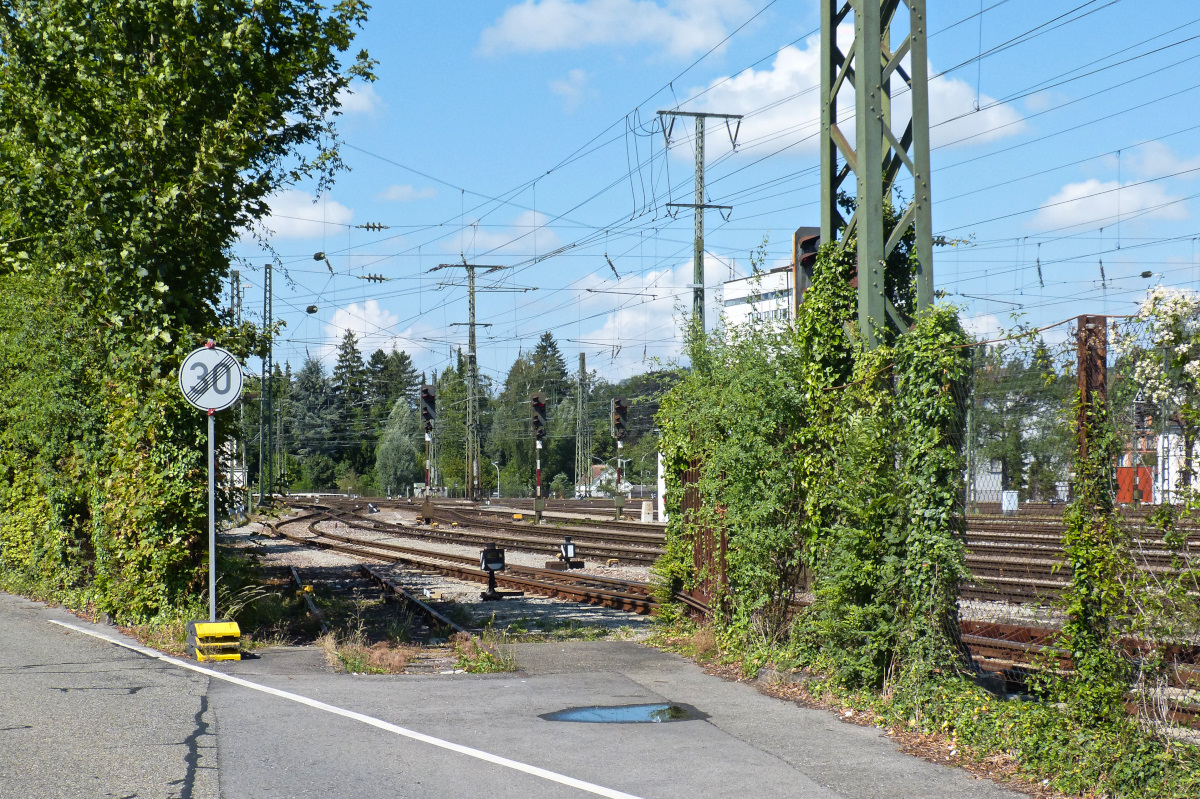 Wenn noch vollständig Gleise liegen würden vom Anschluß der Maggi-Fabrik, dürfte die Rangierlok richtig Gas geben beim Einfahren in den Bahnhof Singen. 02.08.2015