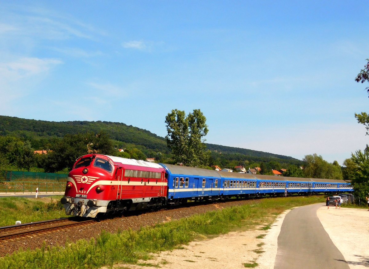 Wenn Plattensee = Nohab im Einsatz. Es war lange Zeit ein vertrauter Anblick. 
Die M61 001 ist mit dem Schnellzug 16906 bei Balatonszepezd.
Foto: Márk Németh
02.08.2020.