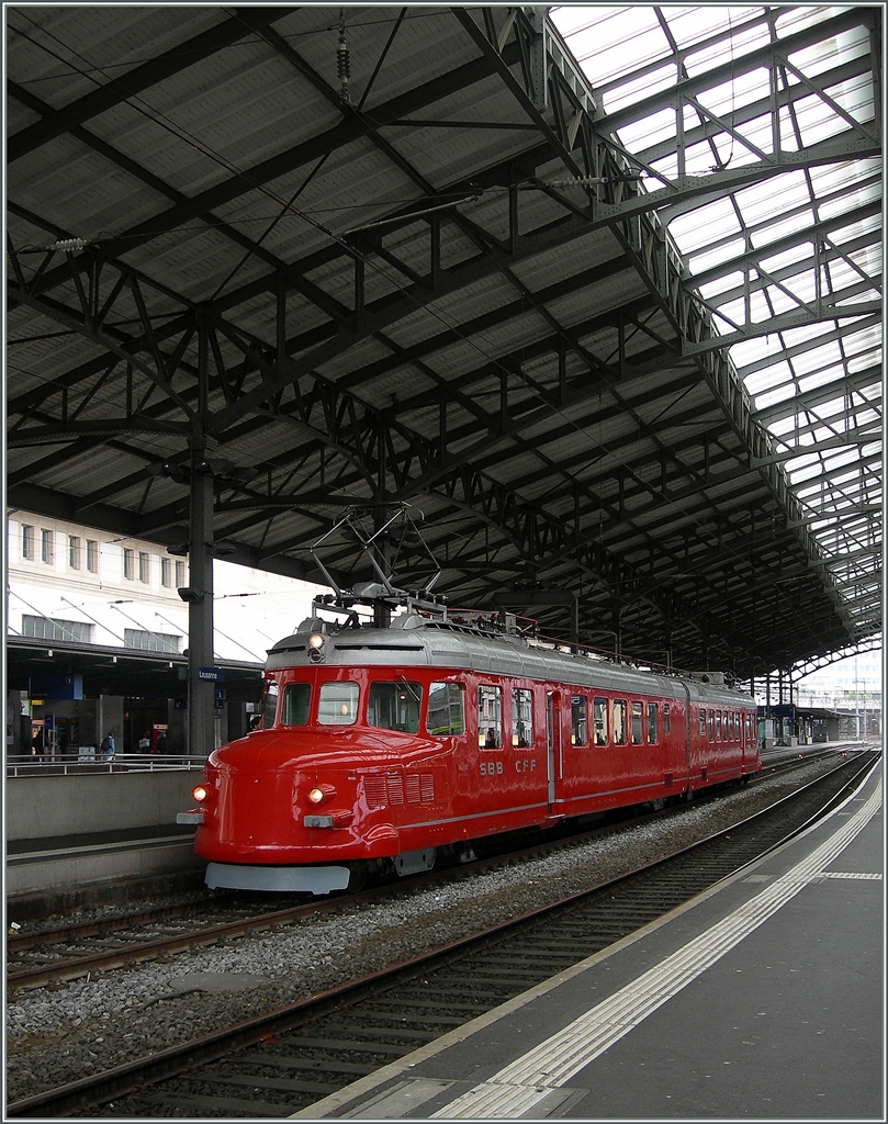 Wenn der  Rote Pfeil schon mal nach Lausanne kommt, soll er seinen Namen auch zeigen: Deshalb hier noch die Farbbild des RAe 4/8 1021  Churchill Peil aus Lausanne. 
12. MAi 2016