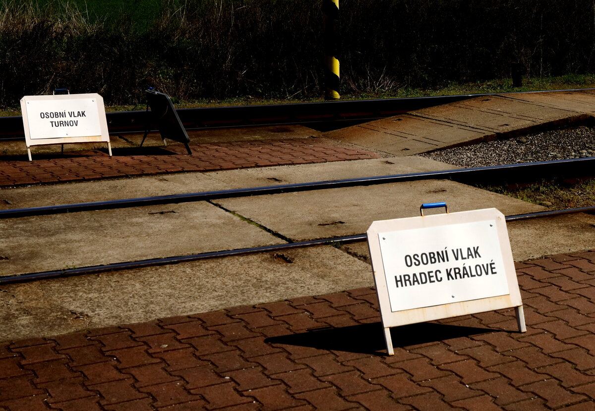 Wenn die Schilder stehen, ist das Berteten der Bahnsteige gestattet, hier  in Jičín (deutsch Jitschin) 20.04.2023  13:23 Uhr.