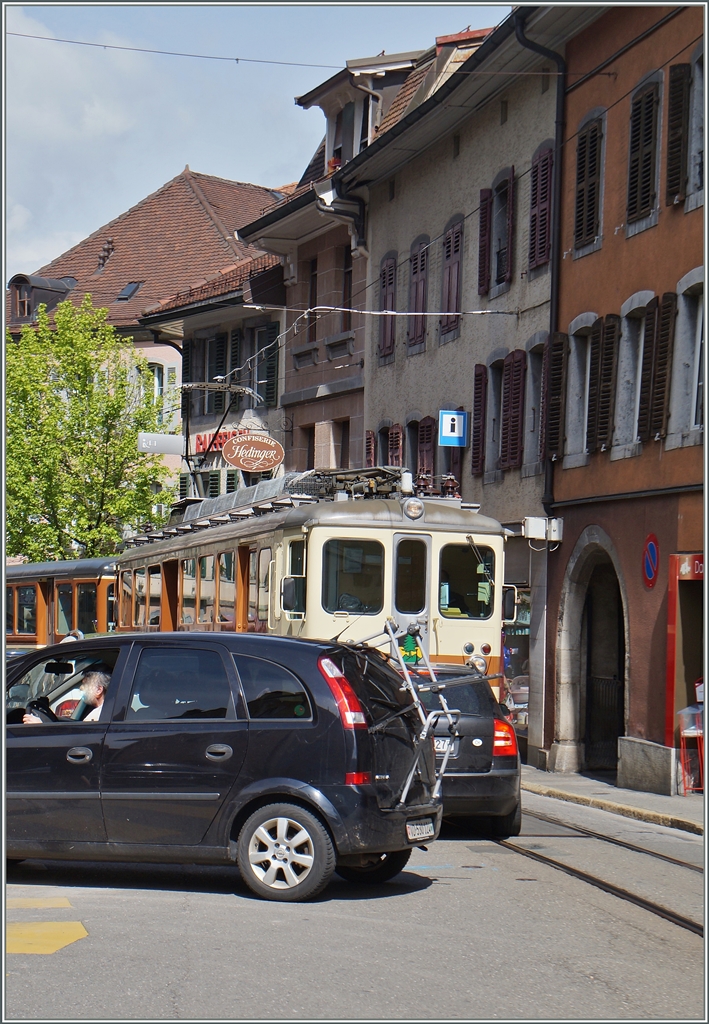 Wenn in einer schmalen Einbahnstrasse ein ZUG entgegenkommt ist dies dem Verkehrsfluss nicht hilfreich...
Der A-L Regionalzug 235 auf der Fahrt nach Leysin bei der hindernisreichen Fahrt durch die Altstadt von Aigle (bzw. was man davon zu sehen bekommt). 
9. Mai 2015