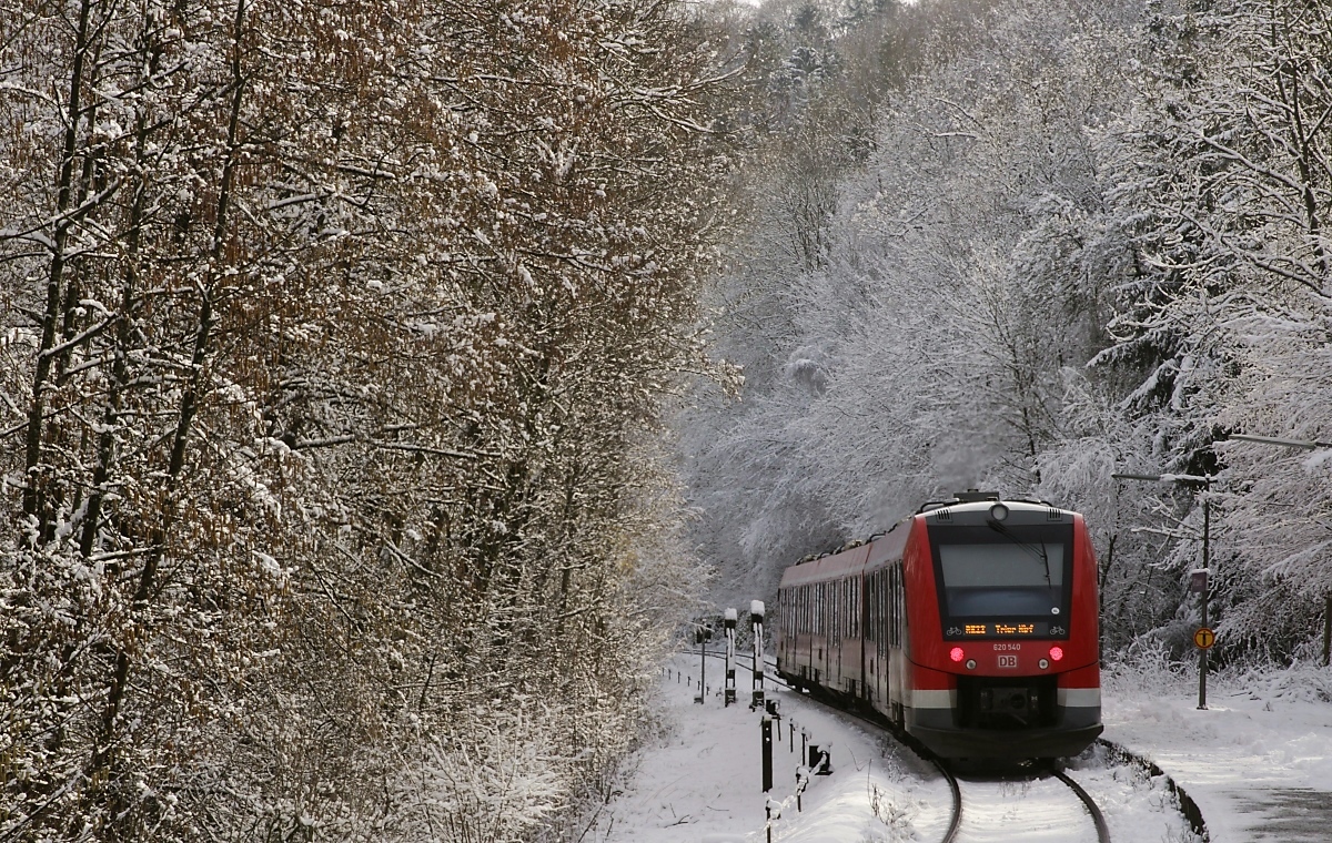 Wenn der Schnee nicht zu mir (sprich an den Niederrhein) kommt, muss ich eben zum Schnee fahren. Ein kurzer Wintereinbruch in der Eifel bot am 28.02.2020 dazu die Gelegenheit. Zum Aufwärmen (aufs Fotografieren bezogen) machte ich direkt nach dem Ausstieg diese Aufnahme vom 620 040/540, der den Bahnhof Urft (Steinfeld) in Richtung Gerolstein verlässt.