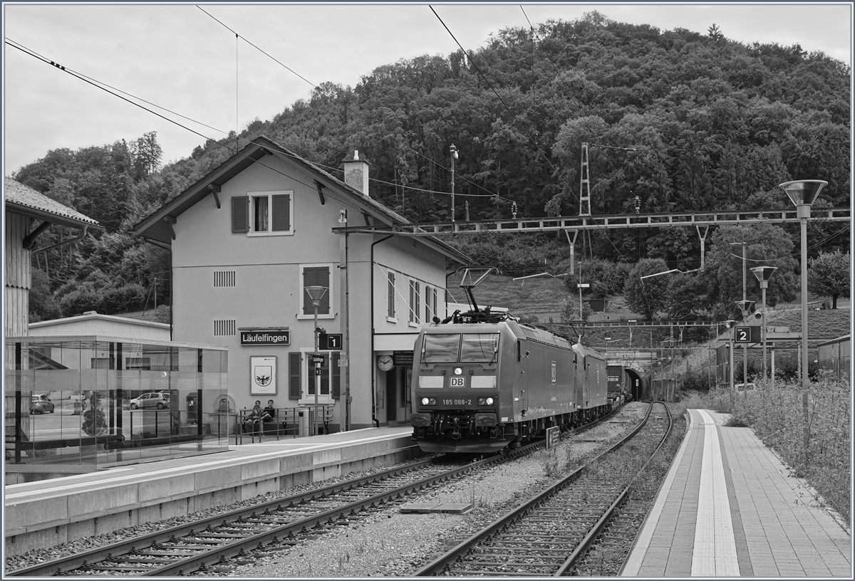 Wenn schon allerlei verschiedene Triebfahrzeuge von der Dampflok  GENF  bis zum ETR 610 die  Alte Hauensteinlinie  befahren haben, darf natürlich die DB E 185 nicht fehlen: die 185 088-2 und die 185 130-2 fahren in Läufelfingen mit einem Güterzug Richtung Basel durch.
7. August 2018