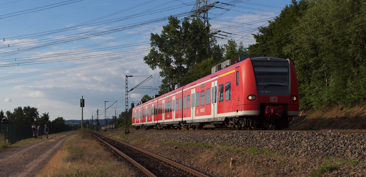 Wenn sich der Feldweg beim Kraftwerk Ensdorf mit Fotografen füllt dann ist etwas Besonderes im Busch. Die Kollegen sind bestens per App miteinander verknüpft, sodass sie auch auf die Schnelle an interessante Stellen gelangen können. Während man hier weiter ein Schwätzchen hält und den  Quietschie  ignoriert, drückt Erhard natürlich auf den Auslöser. 425 134 ist als RE 60 von Trier nach Kaiserslautern unterwegs.
Der späte Abend sollte aber noch mehr auf die Bühne bringen. Bahnstrecke 3230 Saarbrücken - Karthaus am 15.06.2014