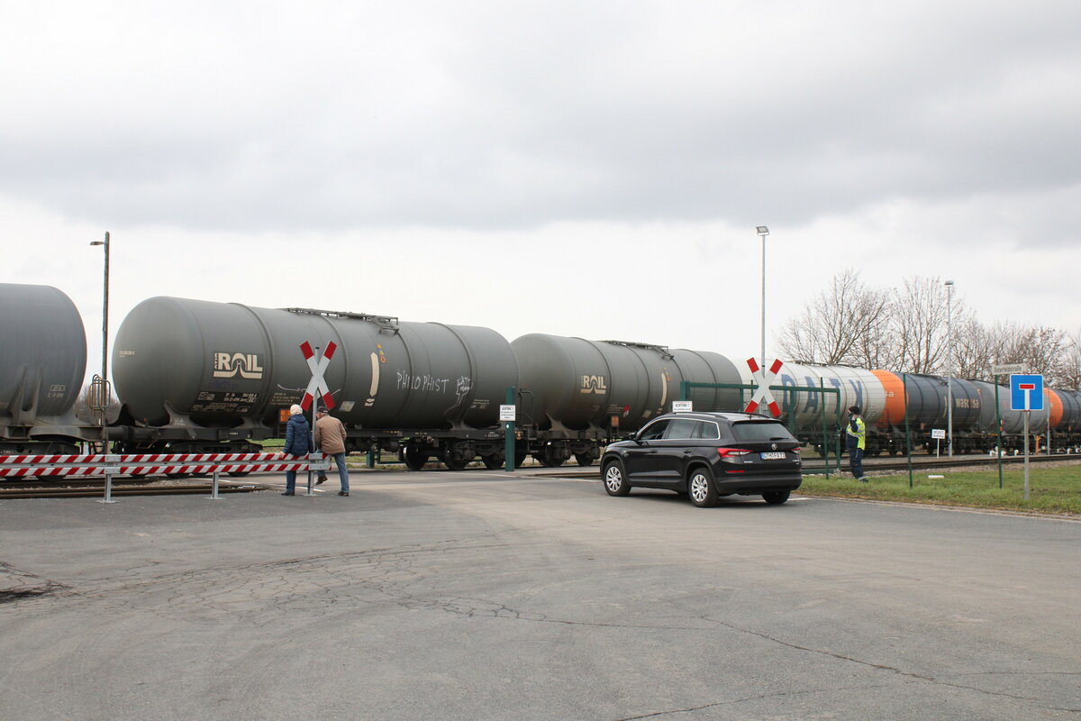 Wenn in das Tanklager Emleben Kesselwagen zugestellt werden, kann es an dem Bahnbergang davor schonmal etwas lnger dauern; 20.03.2023.