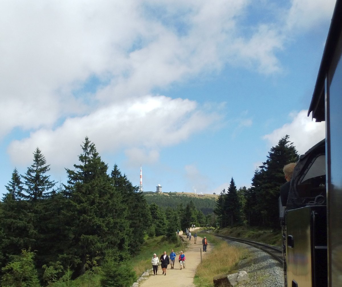 Wenn der Traditionszug mit einer großen Lok, in diesem Falle mit 99 222, bespannt ist und man weiß , wo man abdrücken muss, entstehen solche Schnappschüsse. Der vorausfahrende Zug ist kurz vorm Einfahrsignal Brocken, während wir mit Volldampf um die Kurve unterhalb der Hirschhornklippen donnern.Mit einer Hand die Kamera halten und abdrücken und mit der anderen Hand das Mikrofon sprechbereit halten, ist dann nicht so einfach, zumal man überlegen muss, was man sagt. 19.08.2017 