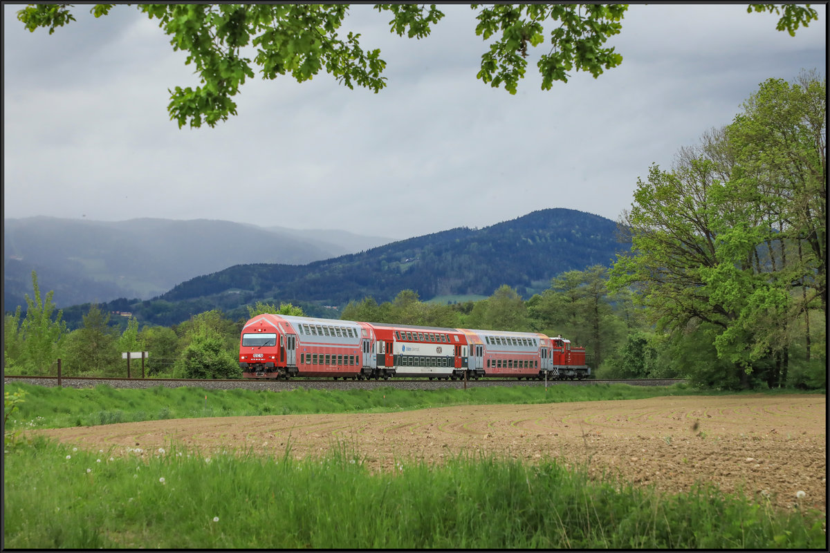 Wenn über der Koralm solche tiefhängenden Wolken einfallen kündigt sich Regen an ,... 
Und der kommt auch :-) 


Hier im Bild ein Altbewährter bekannter. 
R8567 geschoben von einer 1500erter