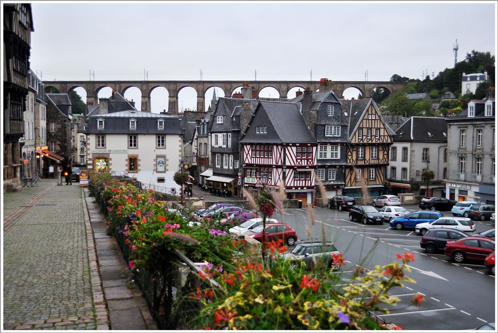 Wenn das Wetter nur etwas besser gewesen wre, htte es sich auch gelohnt auf einen Zug zu warten. Aber auch so ist die Brcke sehenswert zusammen mit den alten Husern von Morlaix. (18.09.2013)