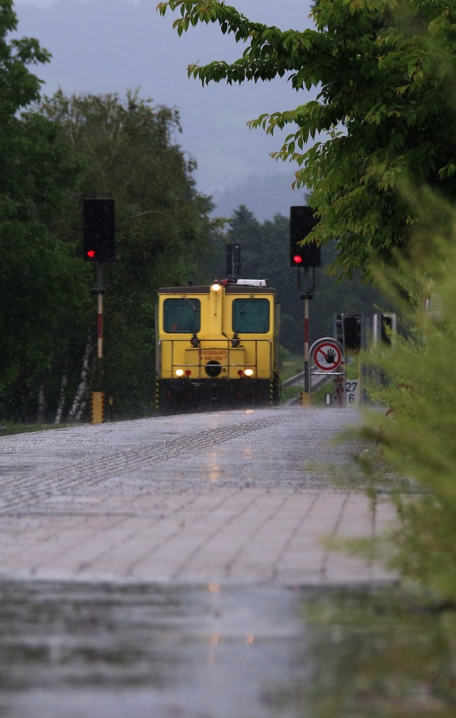 Wenns Bläschen regnet hält der Regen an  sagte meine Oma stets,.. Das hat sich heute bewahrheitet. Hier am Bahnsteig Frauental Bad Gams am 23.06.2015 kommt durch die Regentropfen X629.002 daher
