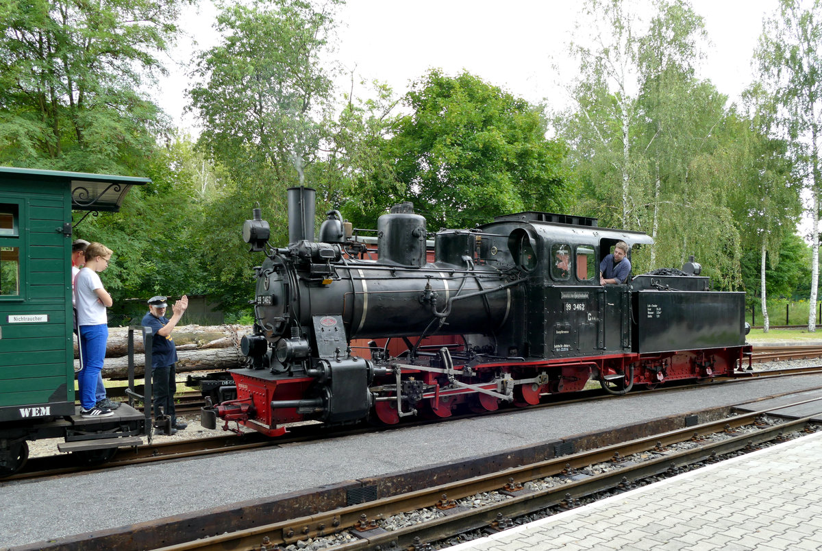  Wenn's knallt noch'n Meter!  Nein, mit Fingerspitzengefühl kuppelt 99 3462 an ihren Zug. 06.08.2016, Dampf-Betriebstag bei der Waldeisenbahn Muskau in Weißwasser. Die 200 PS starke Maschine wurde 1934 unter der Fabriknummer 12518 von der Lokfabrik Orenstein & Koppel an die Mecklenburg-Pommersche Schmalspurbahn geliefert. Bei der Deutschen Reichsbahn erhielt sie die Betriebsnummer 99 3462. Nachdem 1970 das Reststück der 600-mm-Schmalspurbahn von Friedland nach Anklam eingestellt wurde, gelangte die Lok zunächst nach Wales und 1978 zur Dampf-Kleinbahn Mühlenstroth. Hier erhielt sie die frühere MPSB-Betriebsnummer 12 und den Namen  Mecklenburg . Bei der DKBM wurden die reparaturanfälligen Überhitzerelemente ausgebaut. Die Lok fährt seither als Nassdampfmaschine. Nach einer Hauptuntersuchung 2012 befindet sich die Lokomotive als Leihgabe bei der Waldeisenbahn Muskau.