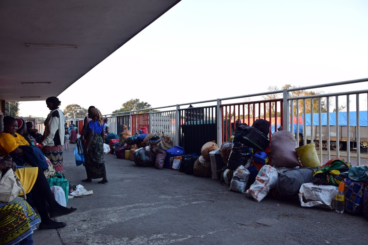 Wer in Afrika per Bahn reisen will braucht vor allem Geduld. Insgesamt vier Stunden verbringen wir am 28.08.2017 auf dem Bahnsteig in Livingstone, bevor wir endlich in den verspätet bereitgestellten Zambezi Express in Richtung Kitwe einsteigen können.