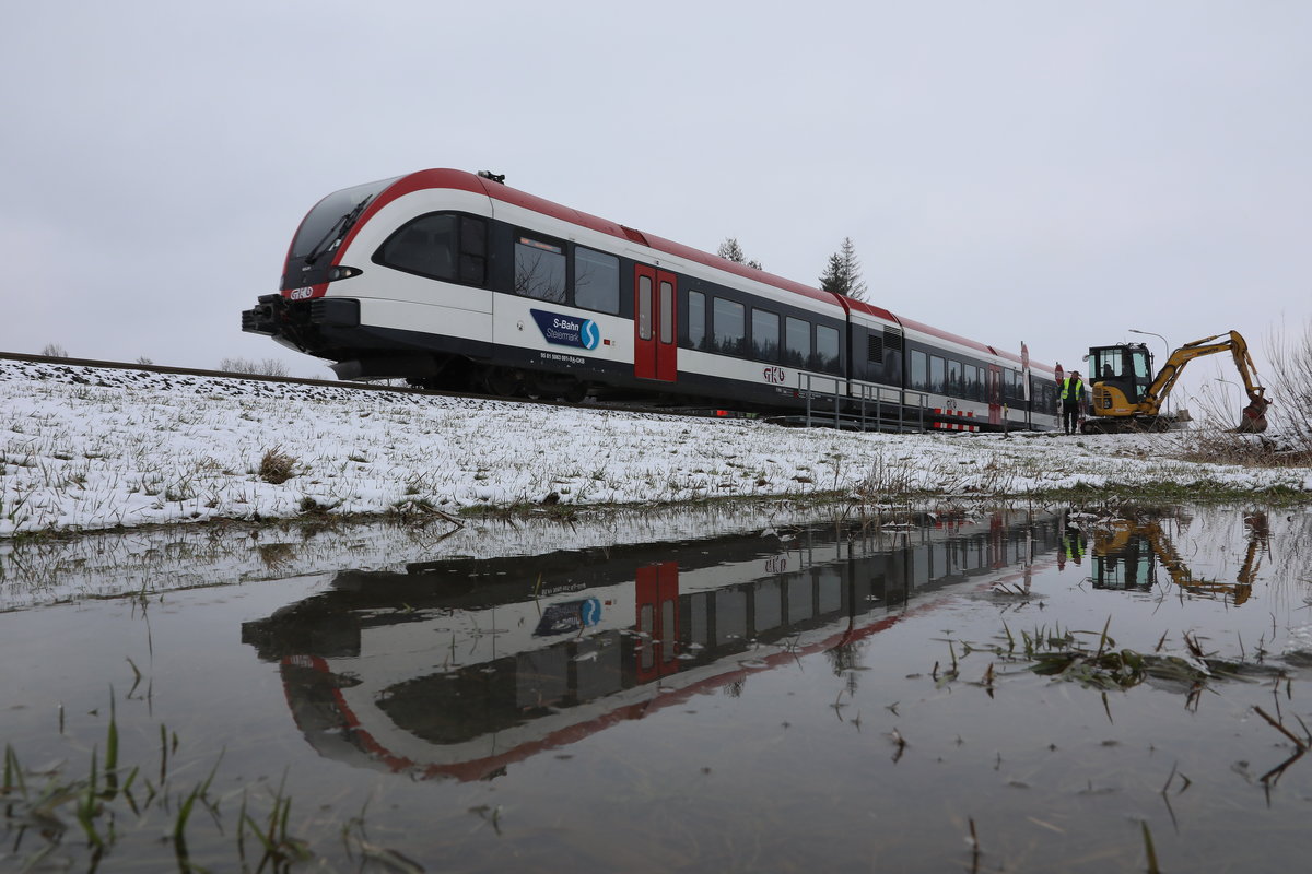 Wer andern eine Grube gräbt hat ein Grubegrabgerät ,..... 


Oder so . 
Wasserlache bei Sankt Peter im Sulmtal am heutigen 19.03.2018